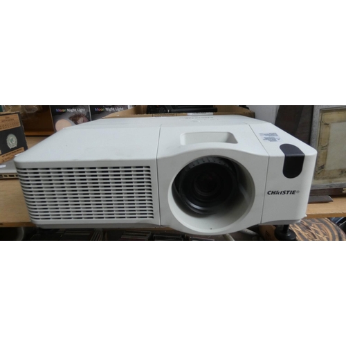 922 - A Christie LW400 modern projector