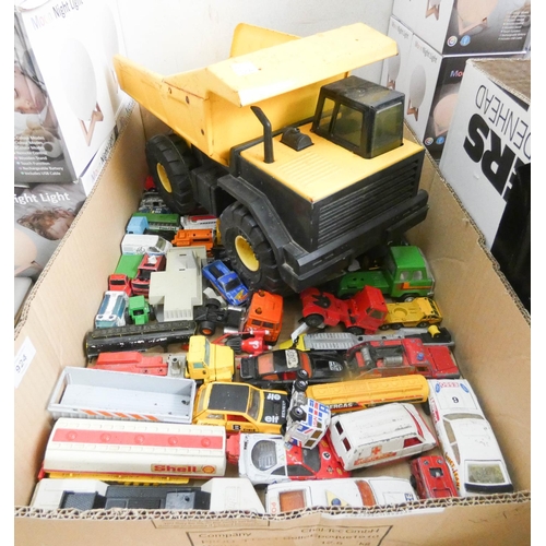 924 - A large box of played with Dinky, corgi and other die cast model cars and a large Tonka dumpster