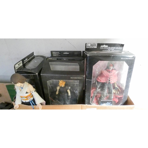 949 - Approximately five boxed model Final Fantasy Seven advent Children Action figures and two other figu... 