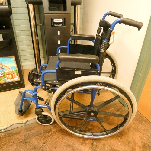 958 - A fold-up self-moving wheel moving wheelchair