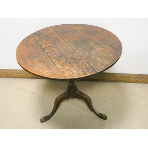 462 - Early 19th century circular oak snap top occasional table on tripod base, 31