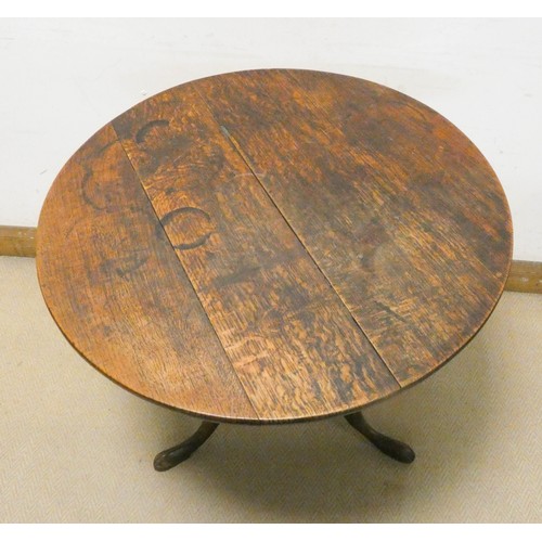 462 - Early 19th century circular oak snap top occasional table on tripod base, 31