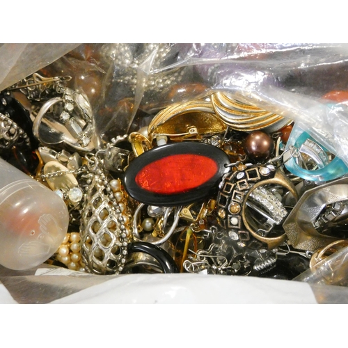 846 - Large collection of costume jewellery, beads, necklaces, bangles etc