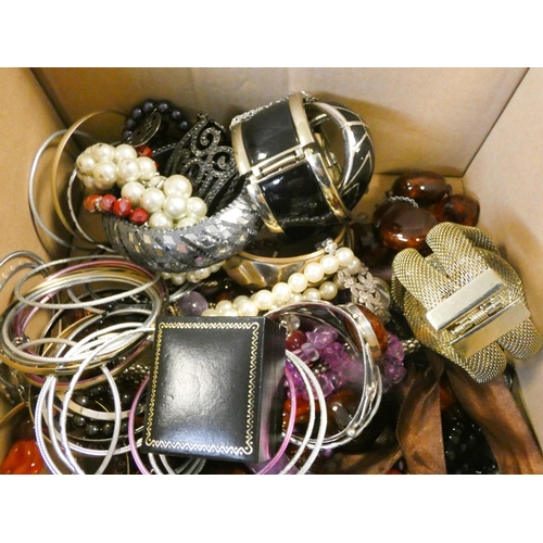 846 - Large collection of costume jewellery, beads, necklaces, bangles etc