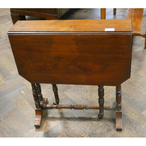 443 - Small Edwardian walnut Sutherland table, 21