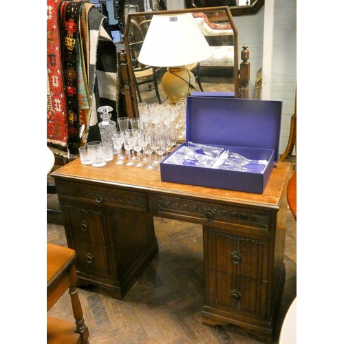 252 - A reproduction oak kneehole dressing table with mirror and a matching tallboy chest of four long dra... 