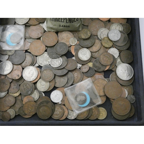 818 - A collection of English and foreign coins in copper, bronze and a few in silver