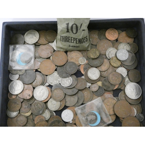 818 - A collection of English and foreign coins in copper, bronze and a few in silver