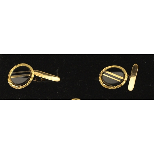 574 - Pair of 9ct gold and onyx flashed gents cufflinks, in box. Gross weight all in 4.8g