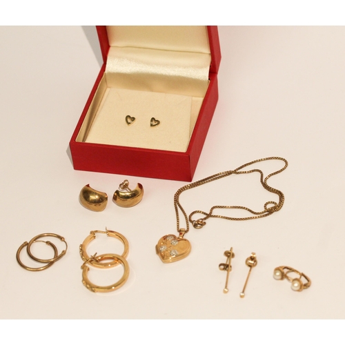 578 - A 9ct gold heart shaped locket on chain, and six pairs of 9ct gold pierced earrings. Gross weight of... 