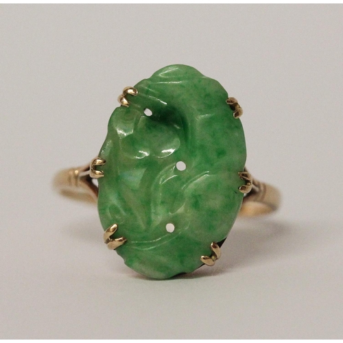 737 - Chinese gold and carved jade panel ring, unmarked yellow metal, ring size R, gross weight 2.7g.