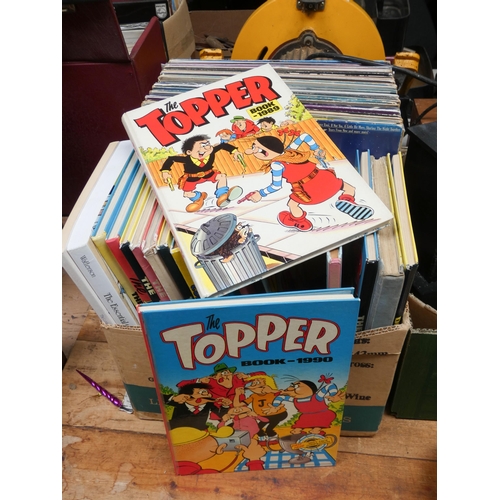 281 - A quantity of old comic annuals: Dennis the Menace, Beezer, Topper and a quantity of mostly pop musi... 