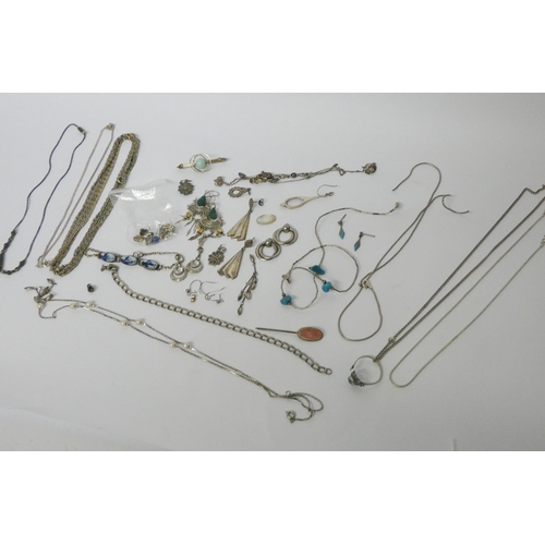 572 - A mixed lot of silver chains, dress rings and earrings