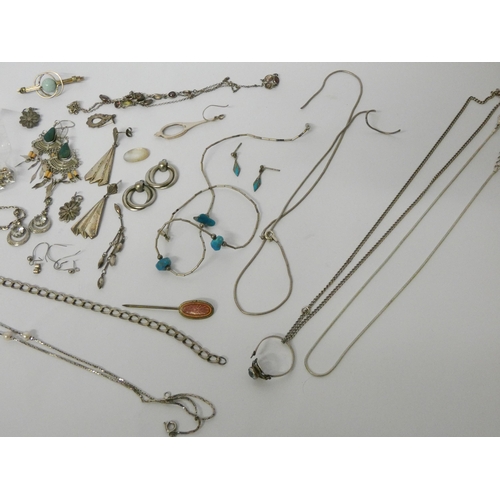 572 - A mixed lot of silver chains, dress rings and earrings