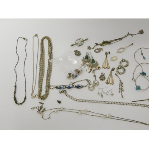 572 - A mixed lot of silver chains, dress rings and earrings