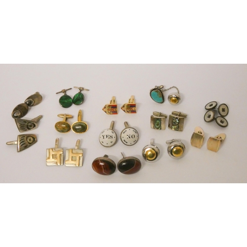 575 - A collection of many pair of silver and other cufflinks