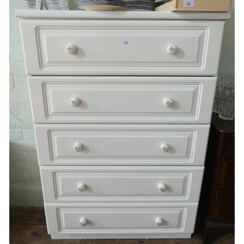 142 - A modern white chest of five long drawers with porcelain handles