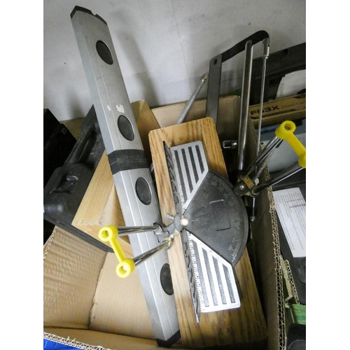 799 - A mitre saw, spirit level, paint spray guns, mini n
pneumatic chipping hammer etc