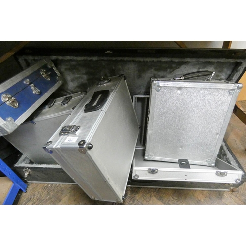 800 - One very large aluminium box and five other aluminium carrying cases