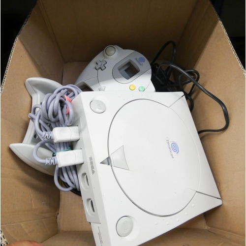 822 - A Sega Dreamcast with controllers etc