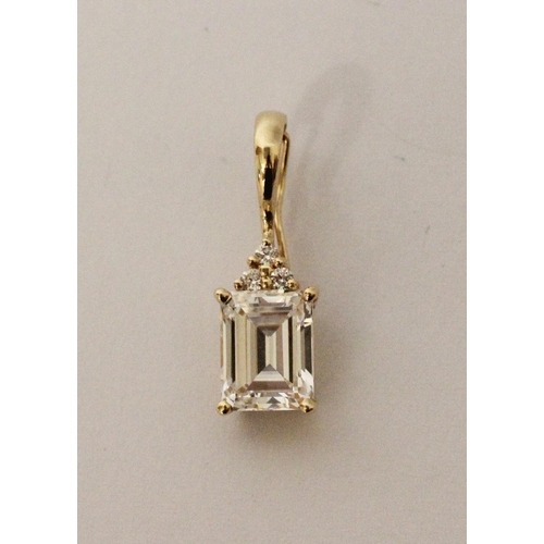 484 - 14ct yellow gold modern pendant, set with white stones