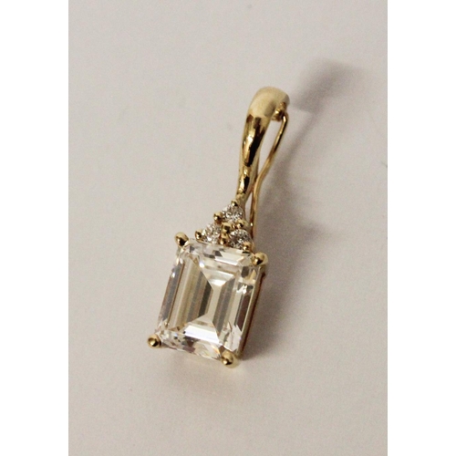 484 - 14ct yellow gold modern pendant, set with white stones