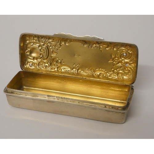 422 - Hallmarked silver rectangular snuff box, with hinged lid. 8cms across