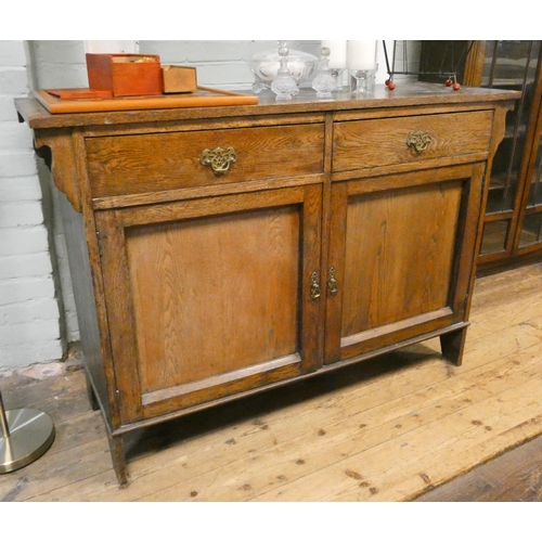 95 - A 1920's oak sideboard fitted two drawers and cupboards, 4'6 wide