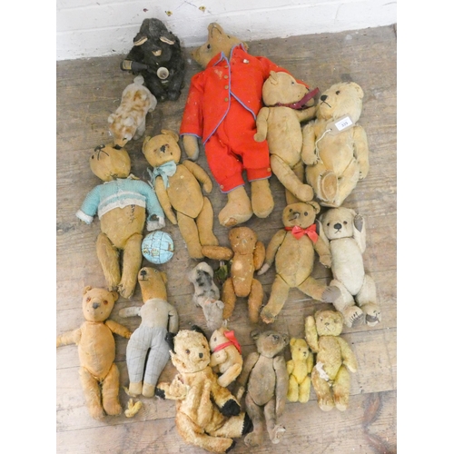 335 - A large quantity of old vintage plush teddy bears, some in much loved condition