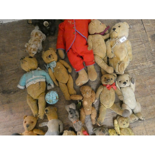 335 - A large quantity of old vintage plush teddy bears, some in much loved condition