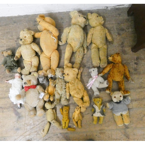 336 - A large quantity of old vintage plush teddy bears, some in much loved condition