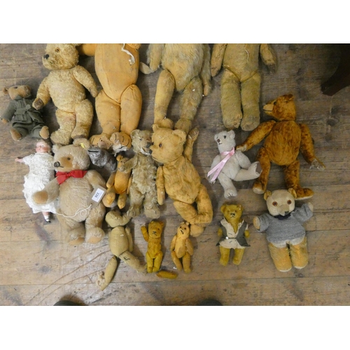 336 - A large quantity of old vintage plush teddy bears, some in much loved condition