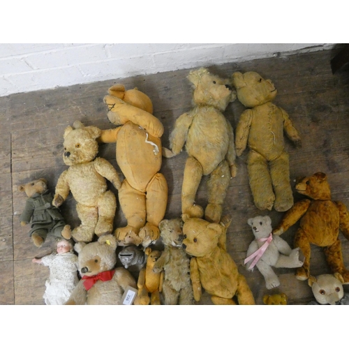 336 - A large quantity of old vintage plush teddy bears, some in much loved condition