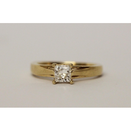 497 - Modern princess cut diamond solitaire ring on a hallmarked 18ct yellow gold band, ring size J, weigh... 