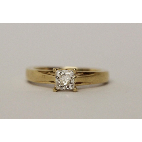 497 - Modern princess cut diamond solitaire ring on a hallmarked 18ct yellow gold band, ring size J, weigh... 