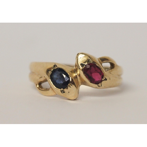 526 - A double snakes head ring set with ruby and sapphire on 9ct hallmarked yellow gold band, ring size Z... 