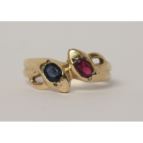 526 - A double snakes head ring set with ruby and sapphire on 9ct hallmarked yellow gold band, ring size Z... 