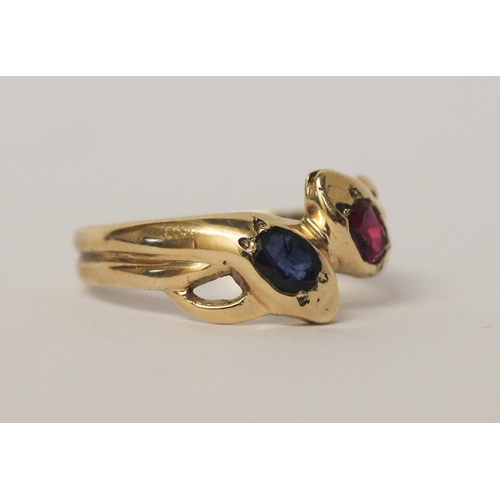 526 - A double snakes head ring set with ruby and sapphire on 9ct hallmarked yellow gold band, ring size Z... 