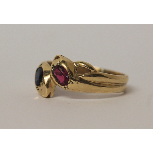 526 - A double snakes head ring set with ruby and sapphire on 9ct hallmarked yellow gold band, ring size Z... 