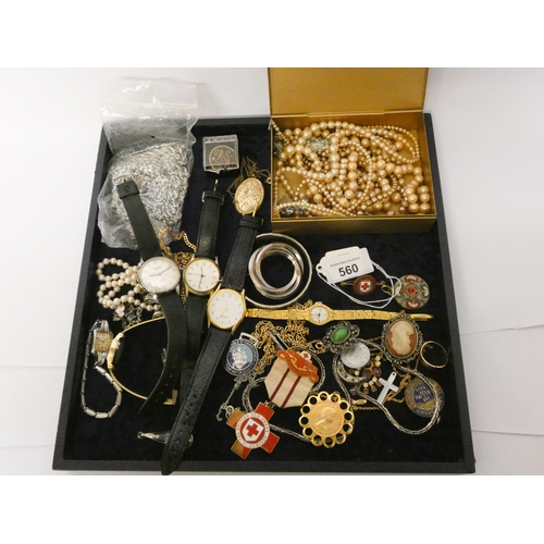 560 - Quantity of ladies and gent's wristwatches, various costume jewellery, brooches etc