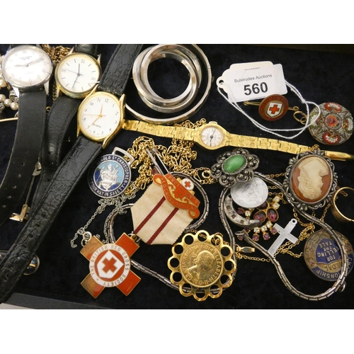 560 - Quantity of ladies and gent's wristwatches, various costume jewellery, brooches etc