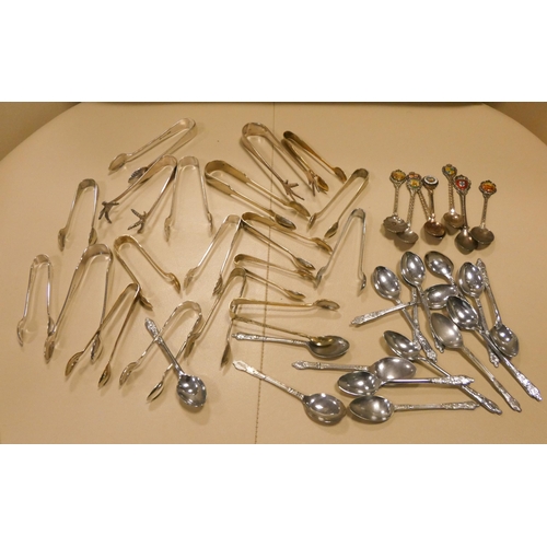 571 - A collection of assorted silver plate sugar nips, small quantity of commemorative spoons, other plat... 