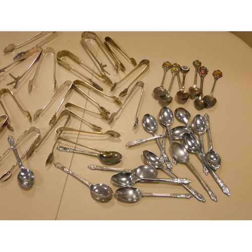 571 - A collection of assorted silver plate sugar nips, small quantity of commemorative spoons, other plat... 