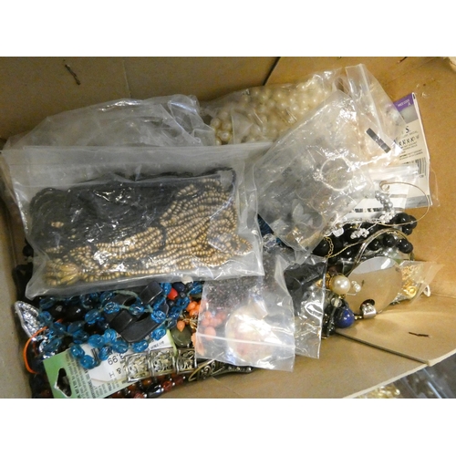 582 - A quantity of assorted costume jewellery etc