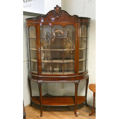 369 - Good quality 1930's mahogany shape fronted china cabinet with carved frieze and cabriole legs with s... 