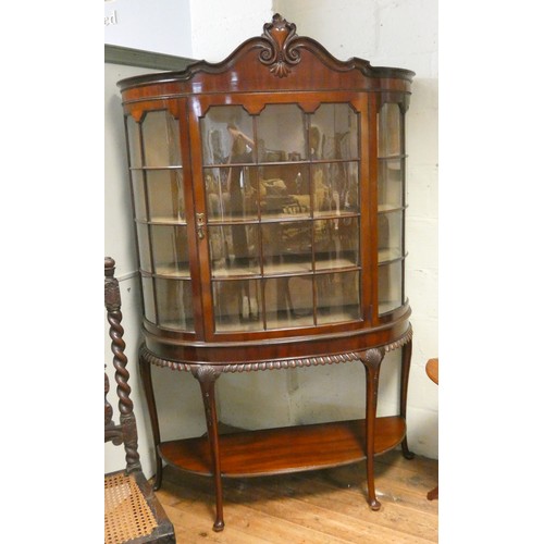 369 - Good quality 1930's mahogany shape fronted china cabinet with carved frieze and cabriole legs with s... 