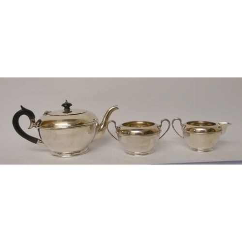 425 - A three piece hallmarked silver tea service, hallmarked Sheffield 1931, gross weight 31 troy ozs