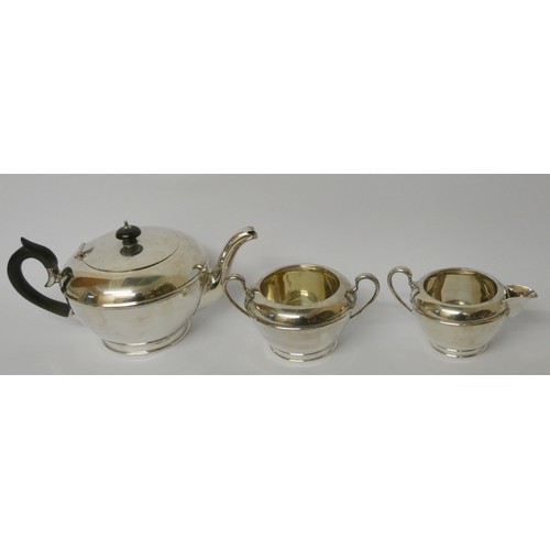 425 - A three piece hallmarked silver tea service, hallmarked Sheffield 1931, gross weight 31 troy ozs