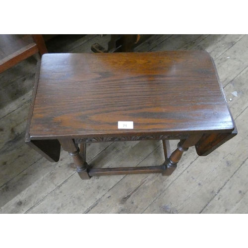 71 - A reproduction oak drop leaf coffee table