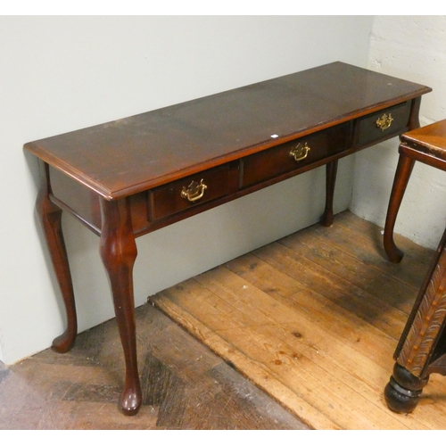 423 - A polished mahogany hall table fitted three drawers on cabriole legs